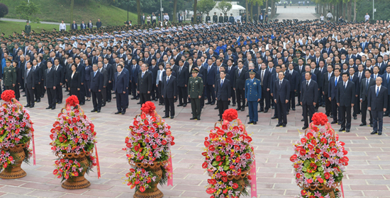 四川省隆重举行向人民英雄敬献花篮仪式