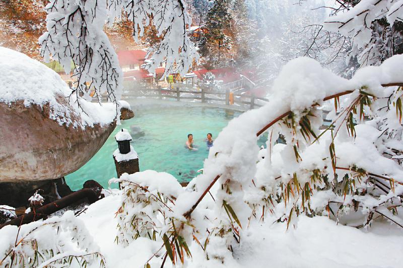 冰雪中的海螺沟温泉(海螺沟景区供图)