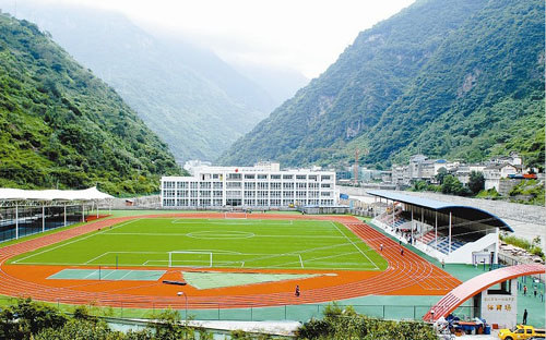 海南省和中组部特殊党费共同援建的宝兴中学.
