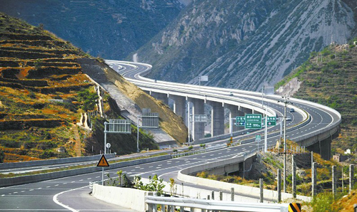 雅安至西昌高速公路今年四月二十八日全线建成通车