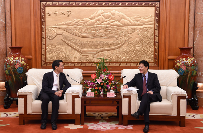 美国星巴克咖啡公司全球副总裁石东伟一行来川