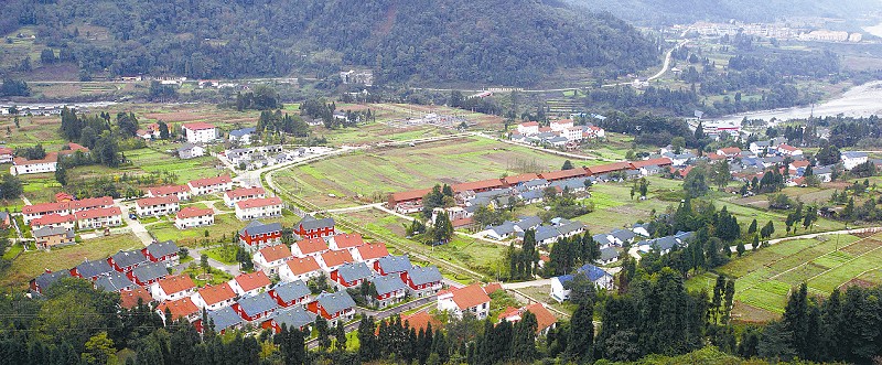 走共同富裕道路的宝山村,村民陆续住进了新建的别墅群