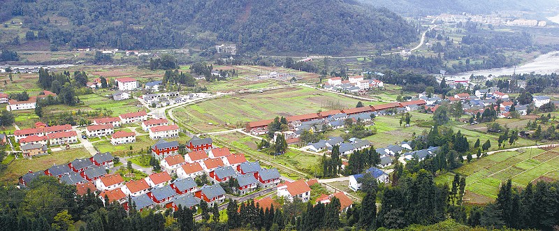 走共同富裕道路的宝山村,村民陆续住进了新建的别墅群.