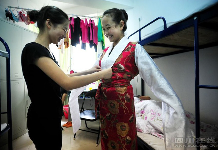 四川省残疾人艺术团演员们辛苦排练 兢兢业业