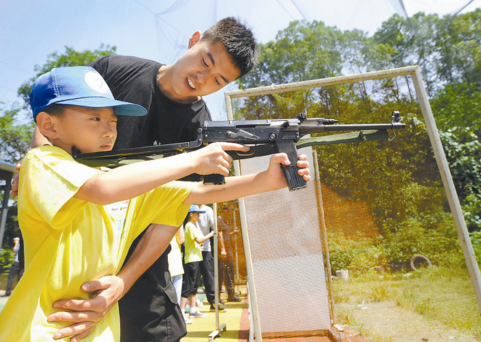 小朋友们在特警的指导下有模有样地拿起真枪学习射击