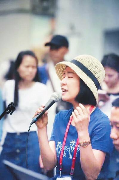 街头艺人持证上岗了 来成都街头邂逅悦耳风景