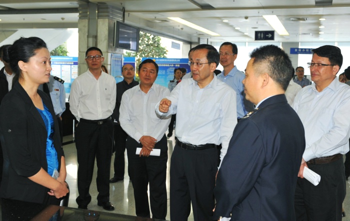 王宁到省国税局直属税务分局办税大厅调研指导