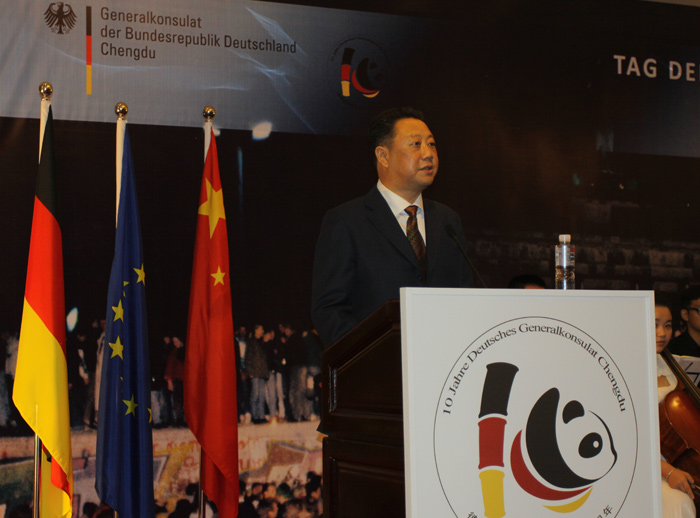 曲木史哈出席德国驻成都总领事馆举行的国庆招