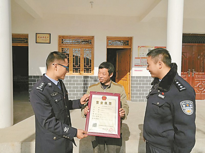 现在驻村干部为村民刘正彦送来家庭农场营业执照,这也是全村第一个
