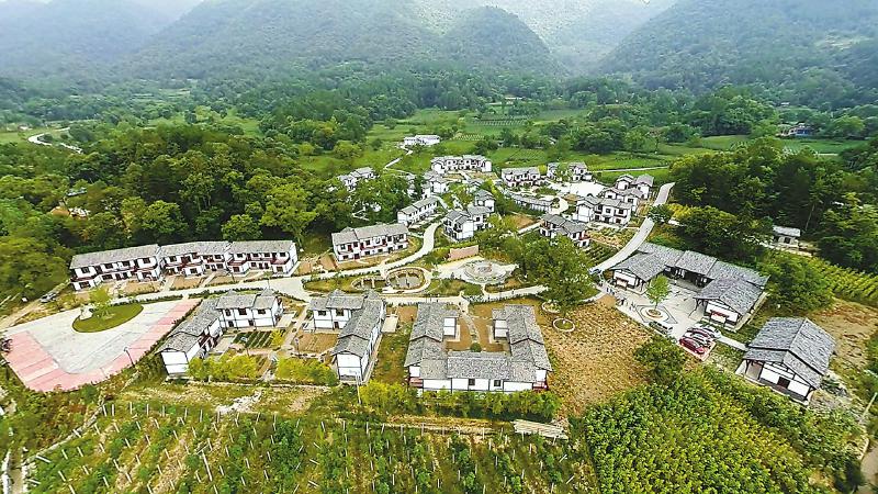 空山镇中坝村,部分旅居者在此居住. (易航 摄)