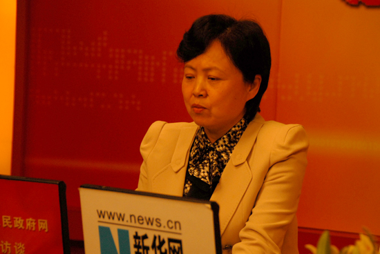 郭春英认真浏览网友提问