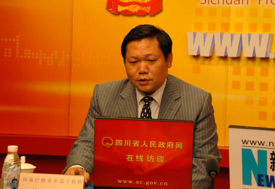 董晓辉认真浏览网友提问