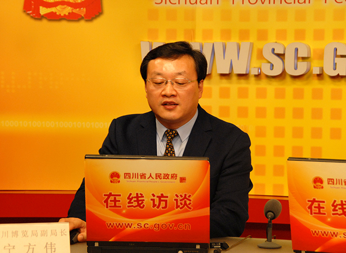 宁方伟认真浏览网友提问