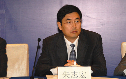 图为成都市人民政府副市长朱志宏作新闻发布.