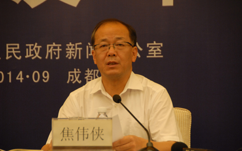 图为达州市委书记焦伟侠作新闻发布.