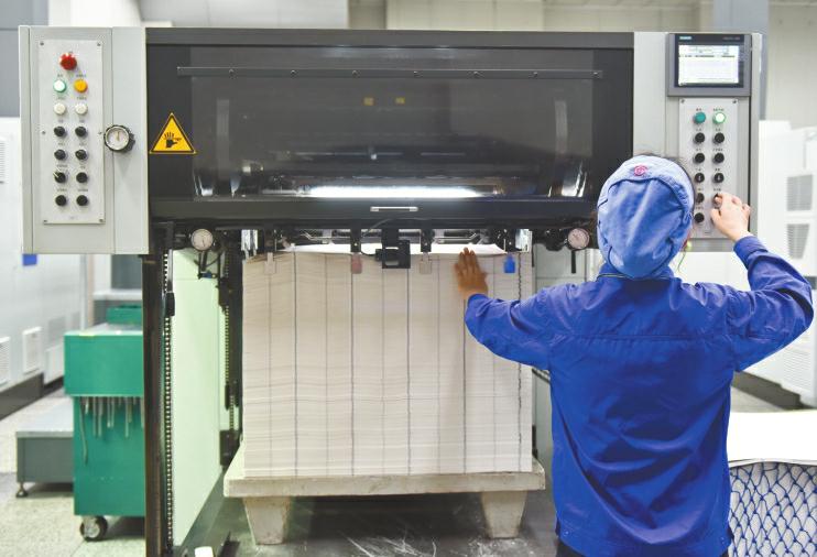 揭秘人民币制作全过程:从白纸到钞票耗时1个