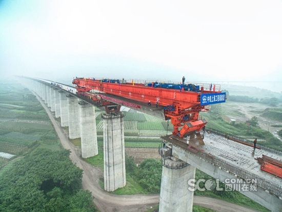 成贵高铁四川段架梁完成 通车后成都3小时到贵