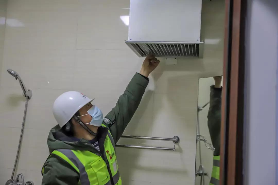 工人正在检查通风系统