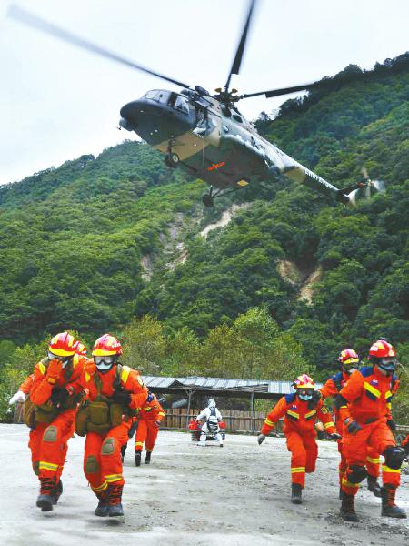 人民至上 向险而行 ——定格“黄金救援72小时”「相关图片」