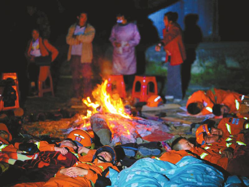 人民至上 向险而行 ——定格“黄金救援72小时”「相关图片」