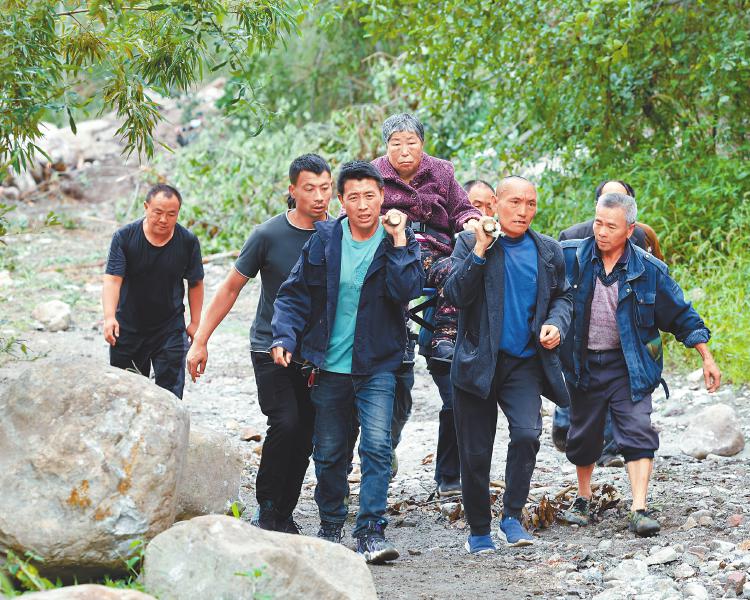 人民至上 向险而行 ——定格“黄金救援72小时”「相关图片」