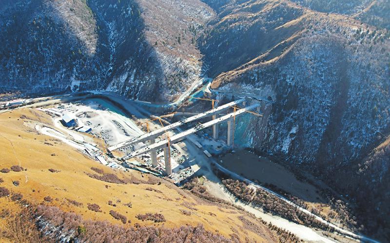 四川高原高速公路建设迎新
久马高速最大跨径连续刚构桥合龙
全线建成通车后，从成都出发可全程高速直达青海「相关图片」
