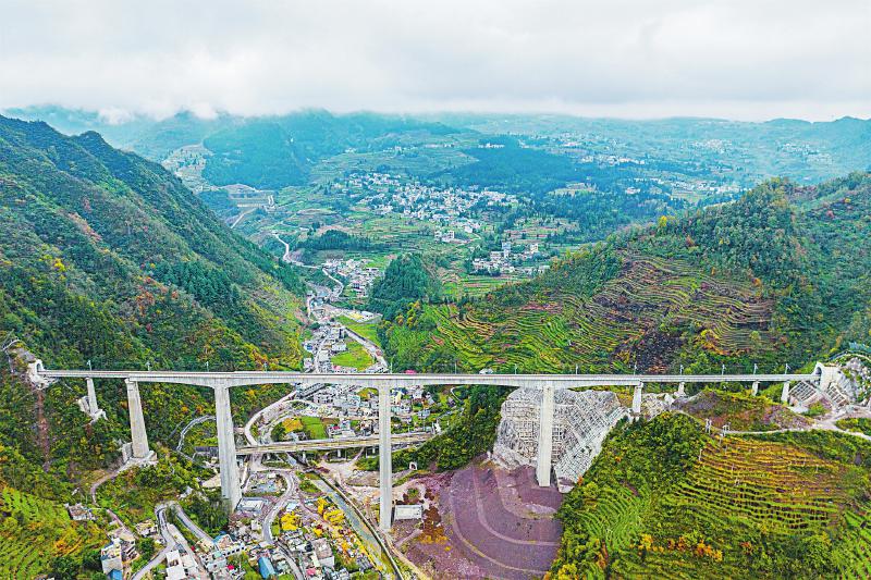 西部陆海新通道建设取得阶段性胜利
隆黄铁路叙毕段开通运营「相关图片」