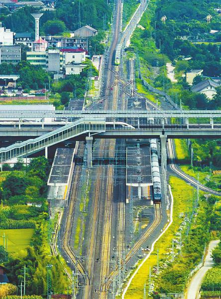 新成昆铁路全线贯通运营一周年