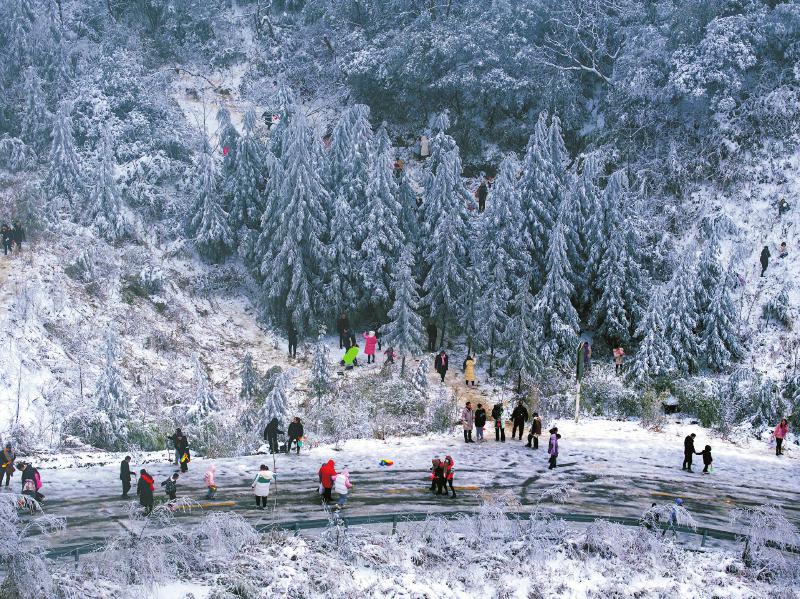 瑞雪“加温” 四川冰雪热