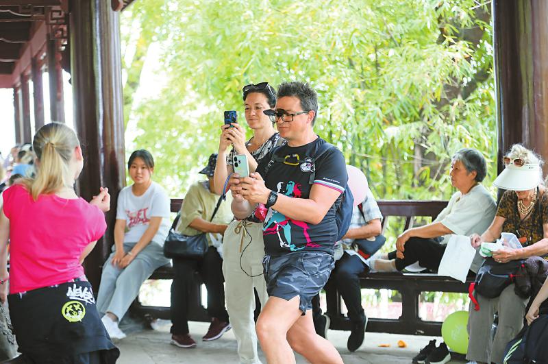 世界级文旅资源叠加政策大力支持，四川入境游热度持续攀升
“五一”假期 菜市场也成境外游客打卡地「相关图片」