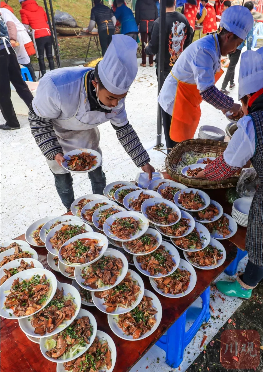 年1月18日,泸州市江阳区分水岭镇董允坝蔬式生活广场举办的一场年猪宴