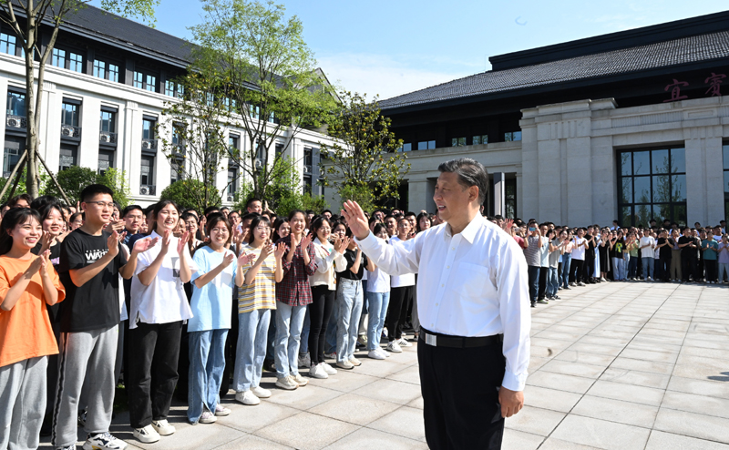 习近平在四川考察时强调
深入贯彻新发展理念主动融入新发展格局
在新的征程上奋力谱写四川发展新篇章「相关图片」