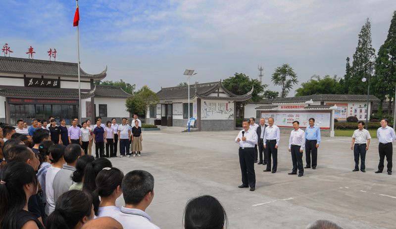 习近平在四川考察时强调
深入贯彻新发展理念主动融入新发展格局
在新的征程上奋力谱写四川发展新篇章「相关图片」