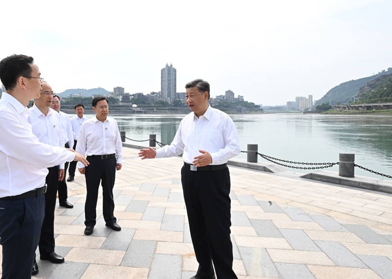 习近平在四川考察时强调
深入贯彻新发展理念主动融入新发展格局
在新的征程上奋力谱写四川发展新篇章「相关图片」