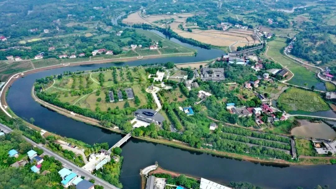 乐山市井研县水碧绕村落河畅润阡陌