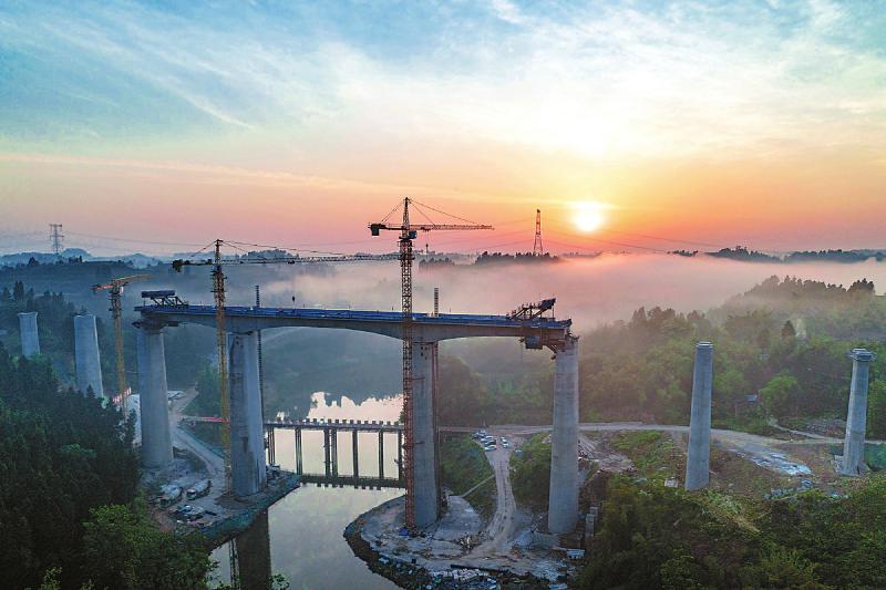 成自高铁球溪河双线大桥主跨合龙
全线预计2023年建成通车「相关图片」