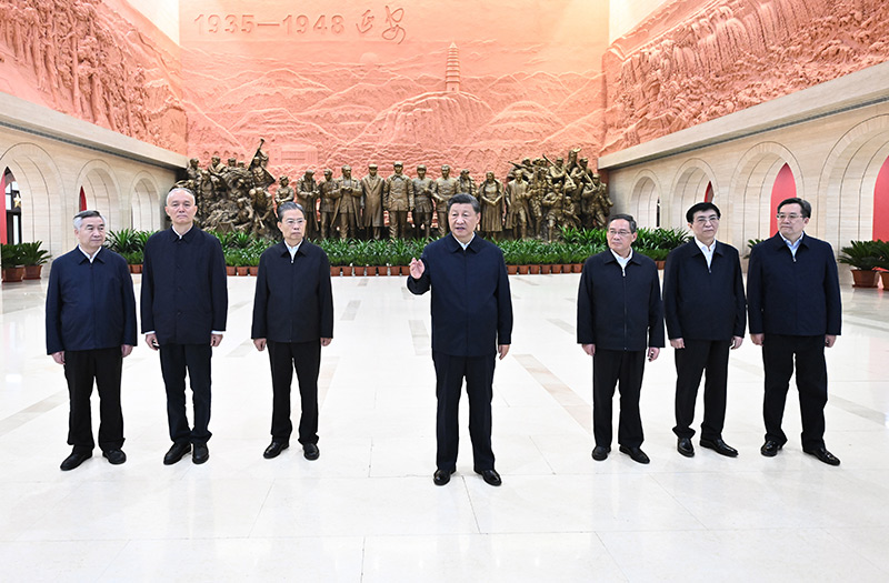 习近平在瞻仰延安革命纪念地时强调
弘扬伟大建党精神和延安精神
为实现党的二十大提出的目标任务而团结奋斗「相关图片」