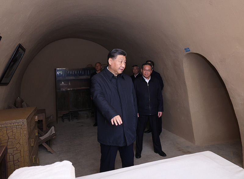 习近平在瞻仰延安革命纪念地时强调
弘扬伟大建党精神和延安精神
为实现党的二十大提出的目标任务而团结奋斗「相关图片」