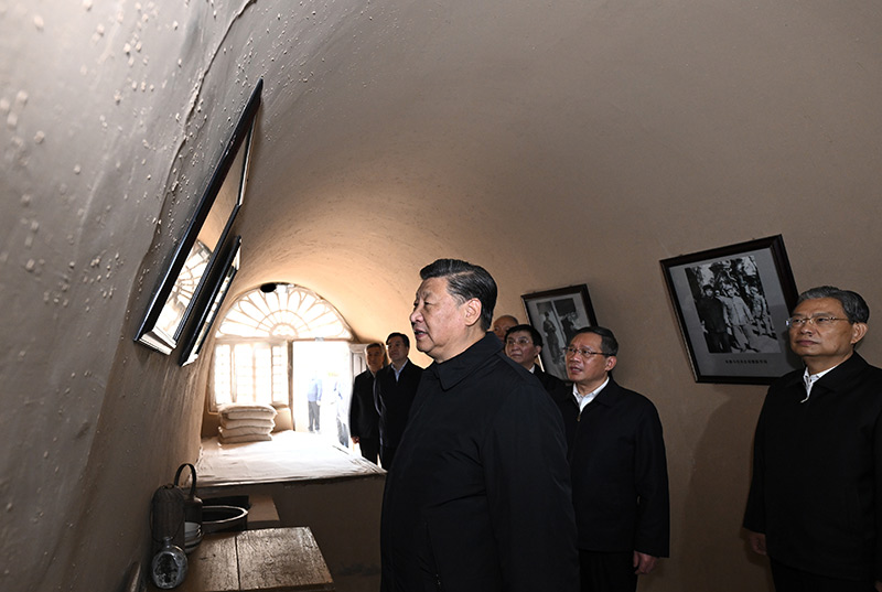 习近平在瞻仰延安革命纪念地时强调
弘扬伟大建党精神和延安精神
为实现党的二十大提出的目标任务而团结奋斗「相关图片」