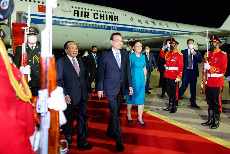 李克强抵达金边出席东亚合作领导人系列会议并对柬埔寨进行正式访问「相关图片」