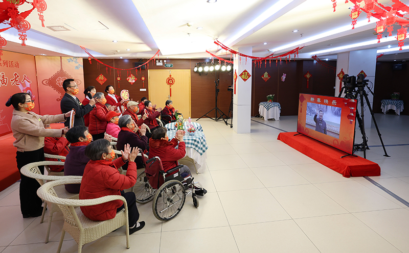 习近平春节前夕视频连线看望慰问基层干部群众
向全国各族人民致以新春的美好祝福
祝各族人民幸福安康
祝愿伟大祖国繁荣昌盛
李强蔡奇丁薛祥陪同看望慰问「相关图片」