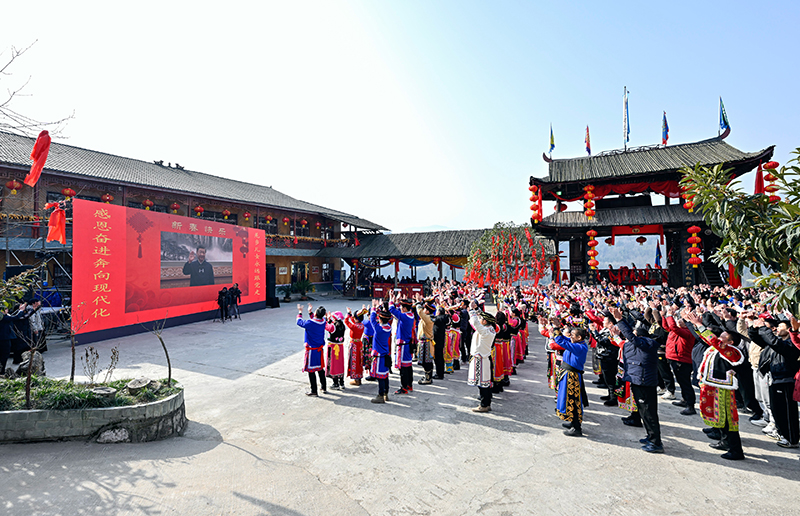 习近平春节前夕视频连线看望慰问基层干部群众
向全国各族人民致以新春的美好祝福
祝各族人民幸福安康
祝愿伟大祖国繁荣昌盛
李强蔡奇丁薛祥陪同看望慰问「相关图片」