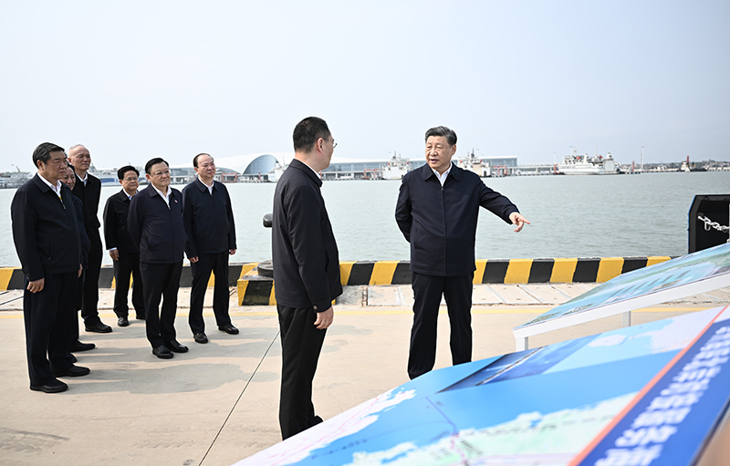 习近平在广东考察时强调
坚定不移全面深化改革扩大高水平对外开放
在推进中国式现代化建设中走在前列
蔡奇陪同考察「相关图片」