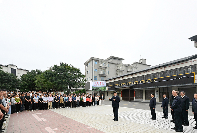 习近平在广东考察时强调
坚定不移全面深化改革扩大高水平对外开放
在推进中国式现代化建设中走在前列
蔡奇陪同考察「相关图片」