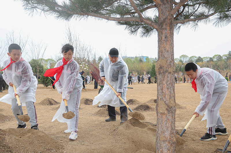 习近平在参加首都义务植树活动时强调 掀起造林绿化热潮 绘出美丽中国的更新画卷 李强赵乐际王沪宁蔡奇丁薛祥李希韩正参加「相关图片」