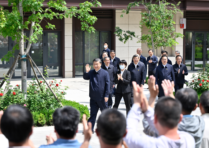 习近平在河北雄安新区考察并主持召开高标准高质量推进雄安新区建设座谈会时强调
坚定信心保持定力
稳扎稳打善作善成
推动雄安新区建设不断取得新进展
李强蔡奇丁薛祥陪同考察并出席座谈会「相关图片」