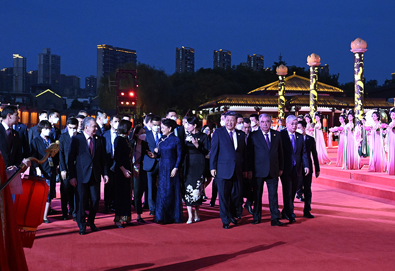 习近平和彭丽媛为出席中国－中亚峰会的中亚国家元首夫妇举行欢迎仪式和欢迎宴会并
共同观看中国同中亚国家人民文化艺术年暨中国－中亚青年艺术节开幕式演出「相关图片」