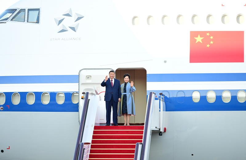 出席庆祝澳门回归祖国25周年大会暨澳门特别行政区第六届政府就职典礼并对澳门进行视察 
习近平抵达澳门 
澳门特别行政区行政长官贺一诚等前往机场迎接「相关图片」