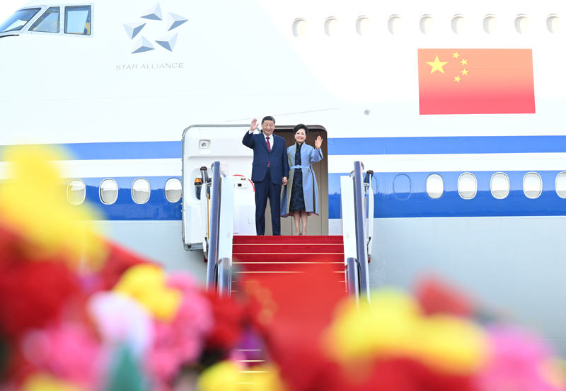 出席庆祝澳门回归祖国25周年大会暨澳门特别行政区第六届政府就职典礼并对澳门进行视察 
习近平抵达澳门 
澳门特别行政区行政长官贺一诚等前往机场迎接「相关图片」