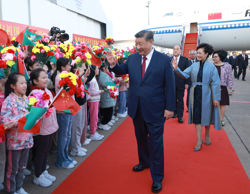 出席庆祝澳门回归祖国25周年大会暨澳门特别行政区第六届政府就职典礼并对澳门进行视察 
习近平抵达澳门 
澳门特别行政区行政长官贺一诚等前往机场迎接「相关图片」